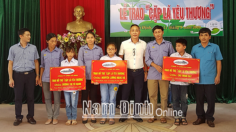 Công đoàn Công ty Cổ phần Đường sắt Hà Ninh trao tặng “Cặp lá yêu thương” cho con công nhân lao động có hoàn cảnh khó khăn.