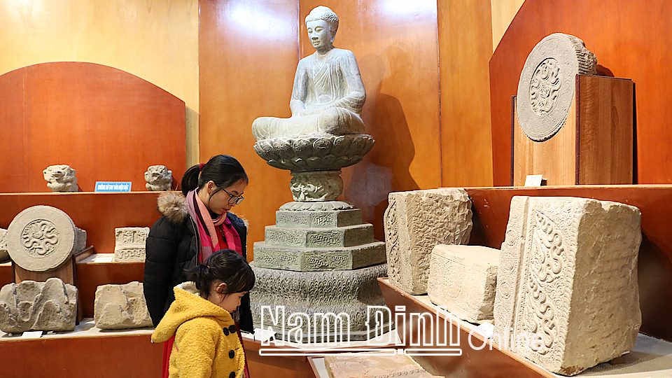 Bộ sưu tập hiện vật điêu khắc đá Tháp Chương Sơn (thế kỷ XI-XII) trưng bày tại Bảo tàng tỉnh.