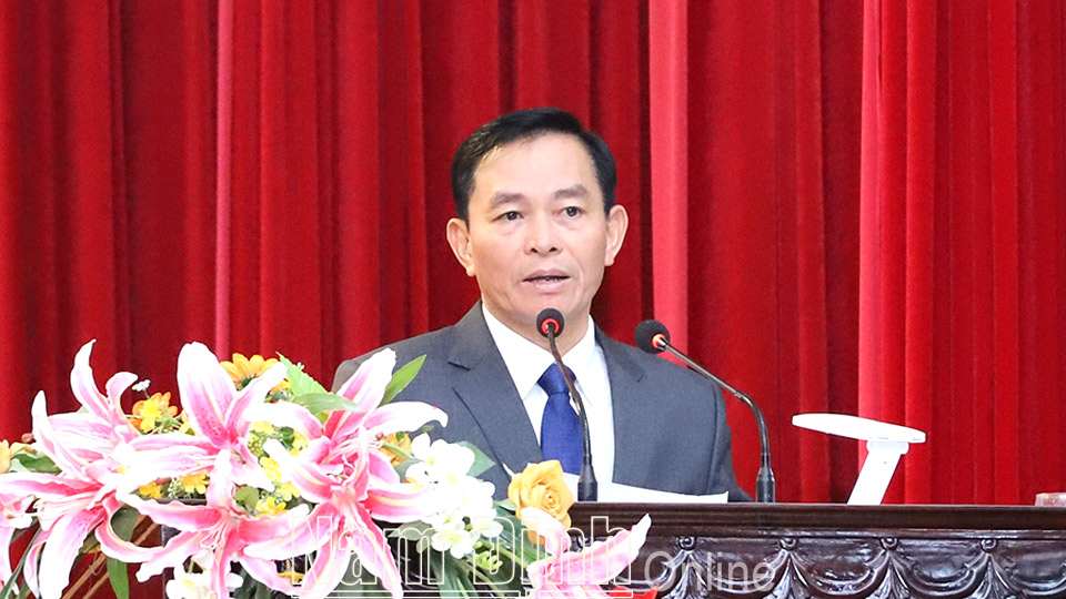 Đồng chí Nguyễn Phùng Hoan, Ủy viên Ban TVTU, Phó Chủ tịch UBND tỉnh phát biểu tại hội nghị.