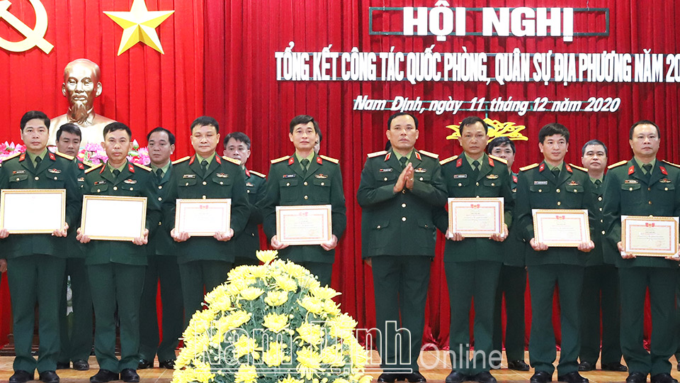 Đồng chí Thiếu tướng Đỗ Phương Thuấn, Phó Tư lệnh Quân khu 3 trao Bằng khen cho các tập thể, cá nhân đạt thành tích xuất sắc trong công tác quốc phòng, quân sự địa phương năm 2020.