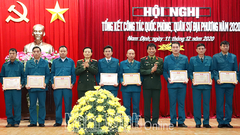 Đồng chí Đại tá Lương Văn Kiểm, Ủy viên Ban TVTU, Chỉ huy trưởng Bộ CHQS tỉnh trao thưởng cho các tập thể, cá nhân xuất sắc trong công tác quốc phòng, quân sự địa phương năm 2020.