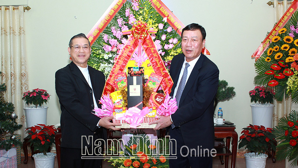 Đồng chí Ðoàn Hồng Phong, Ủy viên Ban Chấp hành Trung ương Ðảng, Bí thư Tỉnh ủy, Trưởng đoàn Ðoàn đại biểu Quốc hội của tỉnh tặng lẵng hoa tươi thắm và quà chúc mừng Giám mục Giáo phận Bùi Chu nhân dịp Lễ Noel 2020.