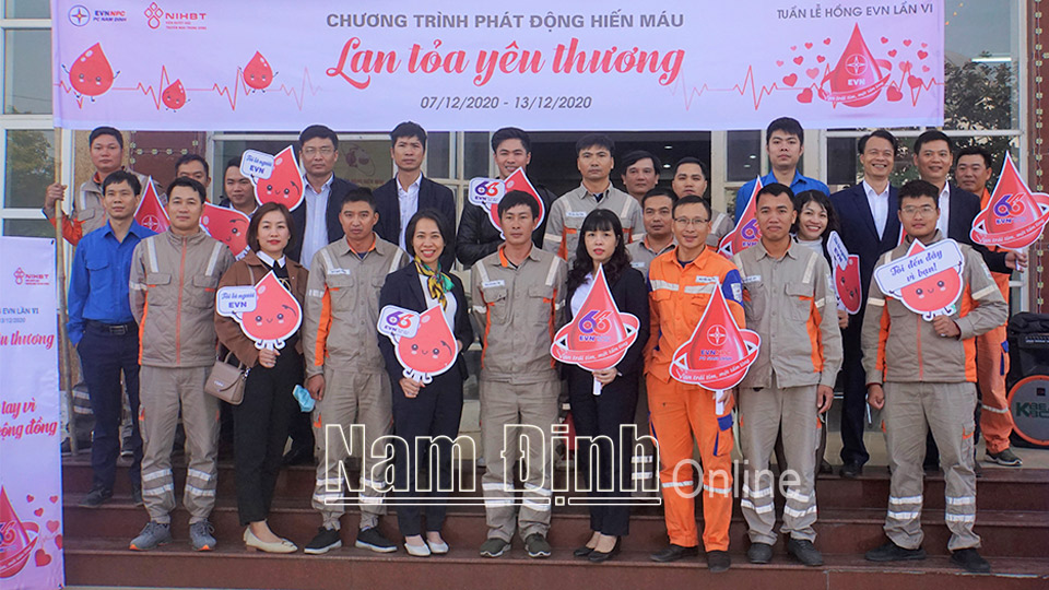 Cán bộ CNV Công ty Điện lực Nam Định tham gia hiến máu trong Tuần lễ hồng EVN 2020.