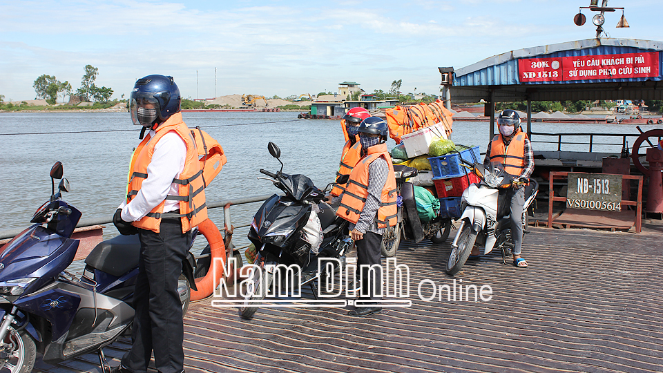 Bến phà Đống Cao (Nghĩa Hưng) luôn chấp hành nghiêm các quy định đảm bảo trât tự ATGT đường thủy nội địa trong hoạt động vận tải hành khách ngang sông.