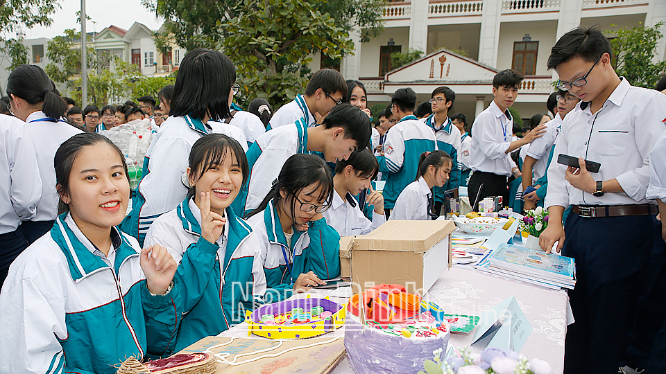 Học sinh Trường THPT Trần Hưng Đạo (thành phố Nam Định) với các hoạt động giáo dục STEM.