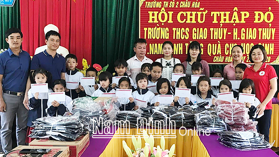 Hội CTĐ huyện Giao Thủy phối hợp với các nhà tài trợ tặng quà cho học sinh nghèo vượt khó của huyện.