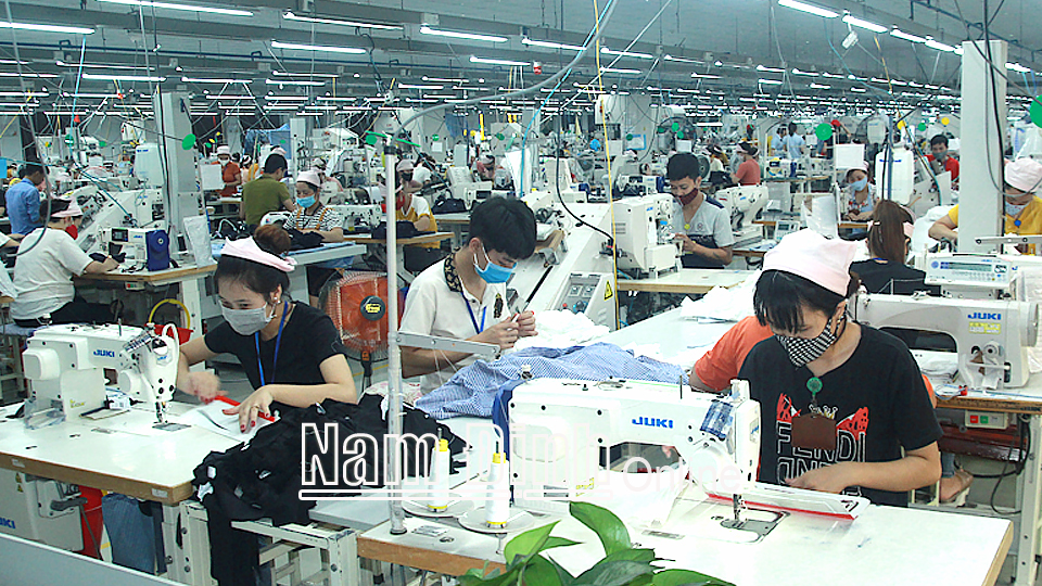 Công nhân Công ty TNHH Smart Shirts Hải Hậu thi đua lao động giỏi, lao động sáng tạo.