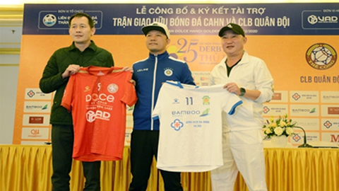  Hai cựu cầu thủ Đỗ Mạnh Dũng (bìa trái) và Vũ Minh Hiếu (bìa phải) nhận chiếc áo đấu chính thức.