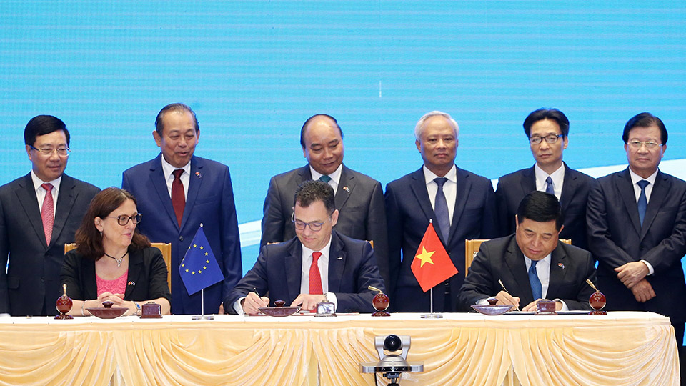 Thủ tướng Nguyễn Xuân Phúc chứng kiến Lễ ký Hiệp định Bảo hộ đầu tư giữa Việt Nam và Liên minh châu Âu (EVIPA).  Ảnh: Lâm Khánh - TTXVN