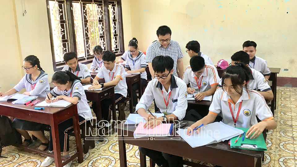 Thầy và trò Trường THPT chuyên Lê Hồng Phong trong một giờ học.  Bài và ảnh: Minh Thuận