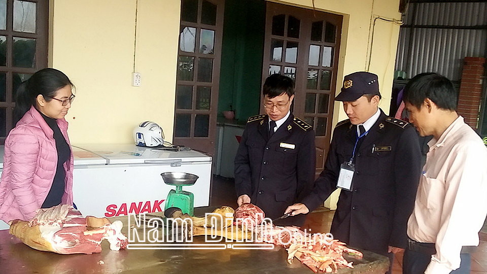 Lực lượng chức năng kiểm tra vệ sinh an toàn thực phẩm tại một cơ sở kinh doanh, buôn bán thực phẩm trên địa bàn thành phố Nam Định.