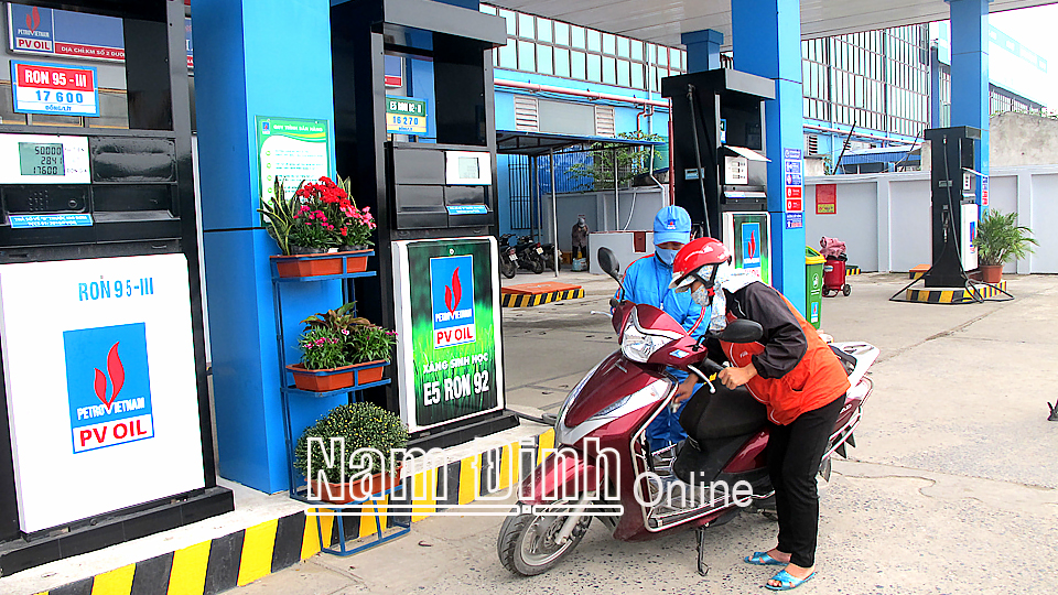 Công ty Cổ phần Xăng dầu, dầu khí Nam Định cung ứng xăng sinh học E5 cho khách hàng lưu thông qua địa bàn huyện Vụ Bản.