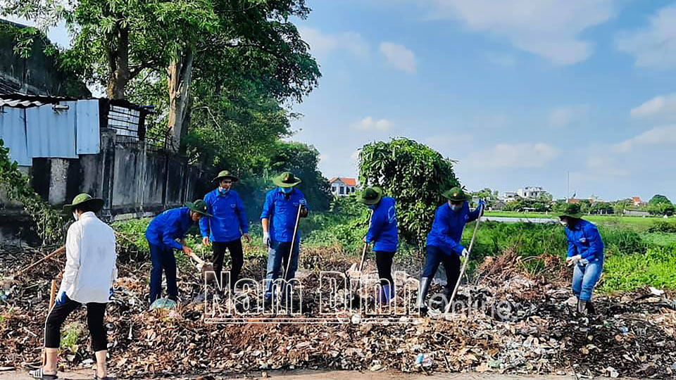 Đoàn Thanh niên xã Xuân Thành tổ chức lao động dọn vệ sinh môi trường.