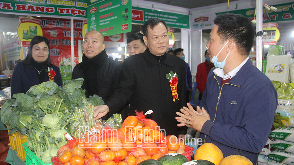 Đồng chí Lê Quốc Chỉnh, Phó Bí thư Thường trực Tỉnh ủy, Chủ tịch HĐND tỉnh và các địa biểu thăm các gian hàng tham gia Hội chợ Công Thương Khu vực phía Bắc - Nam Định năm 2020.