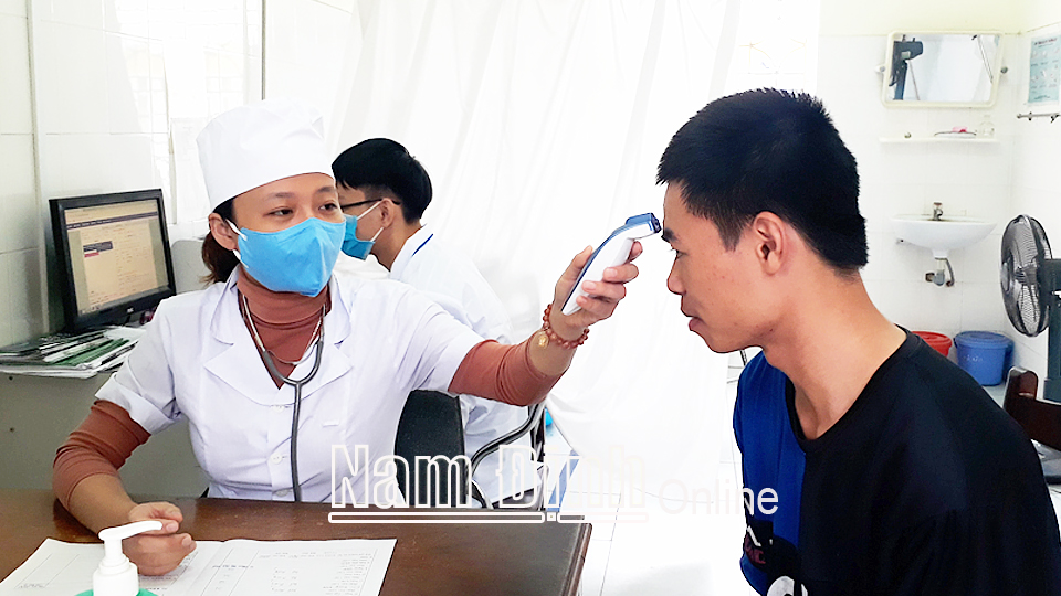 Người dân khám bệnh tại Trung tâm Y tế huyện Vụ Bản.