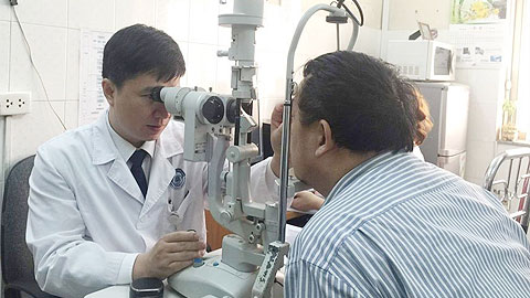 Người cao tuổi cần đi khám chuyên khoa mắt khi có những dấu hiệu bất thường.