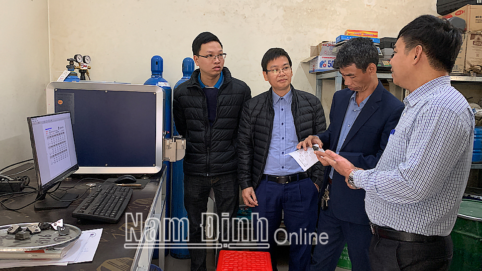 Cán bộ Phòng Công Thương huyện Ý Yên đánh giá hiệu quả hỗ trợ vốn khuyến công cho doanh nghiệp đầu tư đổi mới công nghệ tại Công ty TNHH Cơ khí đúc Toàn Thắng.