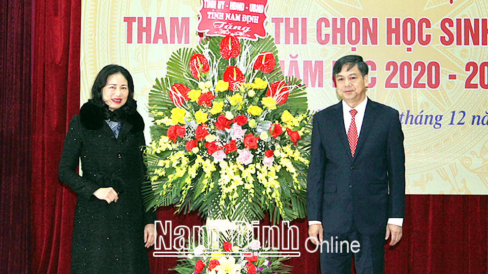 Đồng chí Trần Lê Đoài, TUV, Phó Chủ tịch UBND tỉnh trao tặng lẵng hoa động viên cô và trò Trường THPT chuyên Lê Hồng Phong tại Lễ Tuyên dương học sinh giỏi tham dự kỳ thi học sinh giỏi Quốc gia năm học 2020-2021. 