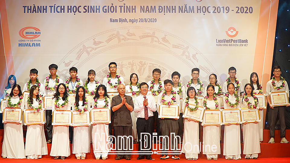 Lãnh đạo Sở GD và ĐT và Hội Khuyến học tỉnh trao Giấy khen cho học sinh đoạt giải tại Kỳ thi học sinh giỏi quốc gia năm học 2019-2020.