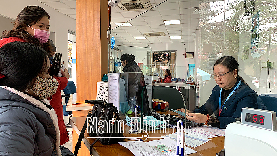 Cán bộ Phòng Giao dịch VietinBank Chi nhánh Bắc Nam Định ứng dụng công nghệ thông tin trong công tác thu ngân sách Nhà nước.