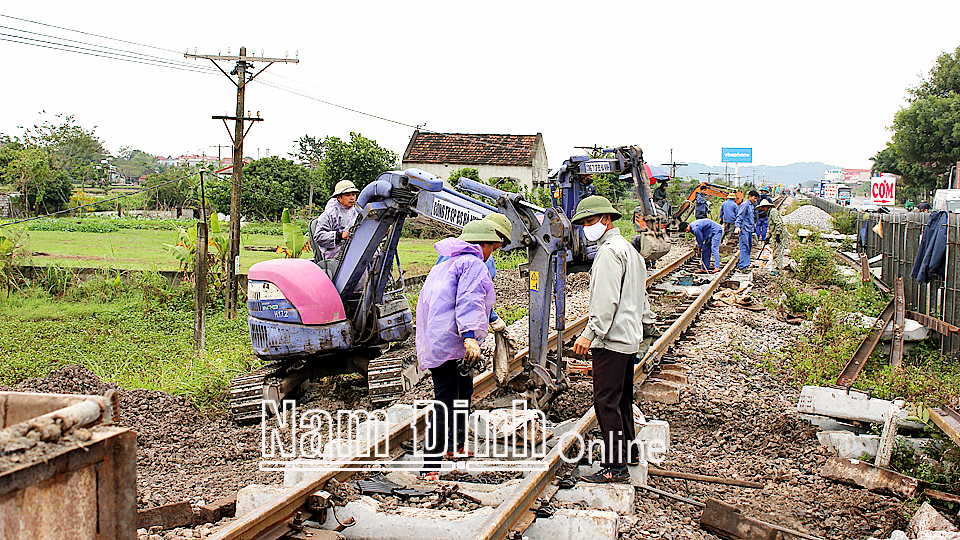 Công ty Cổ phần Đường sắt Hà Ninh đầu tư nâng cấp đoạn đường sắt nằm trên địa phận huyện Vụ Bản (từ Km94+200 đến Km98+700).