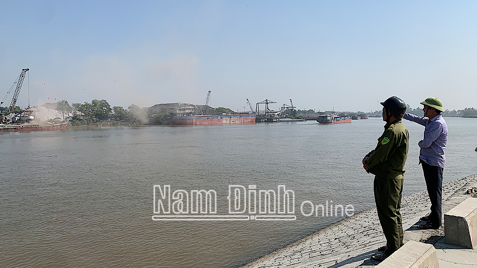 Người dân xã Yên Bằng (Ý Yên) phản ánh tình trạng ô nhiễm môi trường phát sinh từ các nhà máy ven sông của tỉnh Ninh Bình.