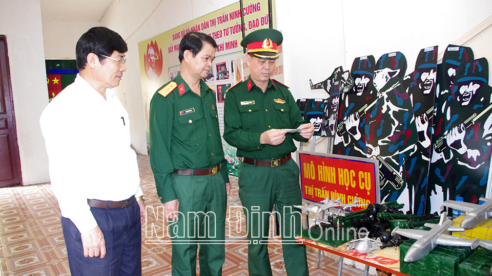 Lãnh đạo Bộ CHQS tỉnh và Ban CHQS huyện Trực Ninh kiểm tra mô hình học cụ tại thị trấn Ninh Cường.