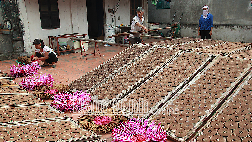 Một cơ sở làm hương trên địa bàn huyện Trực Ninh tất bật chuẩn bị hàng phục vụ nhu cầu của thị trường dịp Tết.