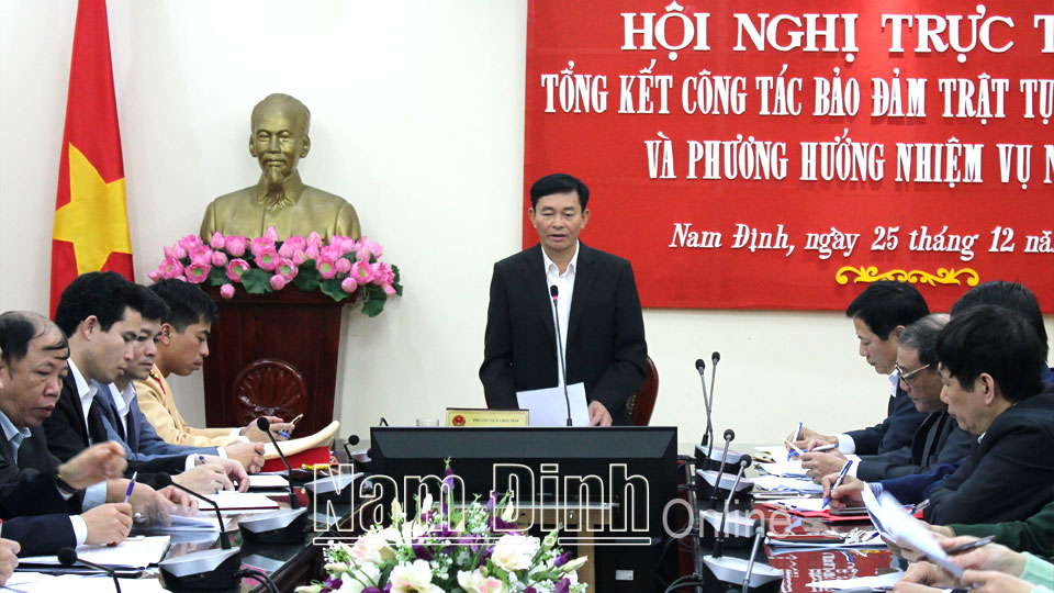 Đồng chí Nguyễn Phùng Hoan, Ủy viên Ban TVTU, Phó Chủ tịch UBND tỉnh phát  biểu kết luận hội nghị.