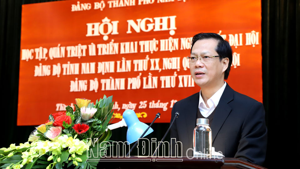 Đồng chí Nguyễn Anh Tuấn, Ủy viên Ban TVTU, Bí thư Thành ủy Nam Định quán triệt Nghị quyết đại hội Đảng bộ tỉnh lần thứ XX cho các đảng bộ, chi bộ trực thuộc Thành ủy.
