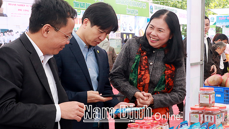 Các sản phẩm muối của Công ty Cổ phần Muối và Thương mại Nam Định được bày bán tại hội chợ kết nối tiêu thụ sản phẩm nông nghiệp, sản phẩm OCOP tỉnh Nam Định năm 2020.