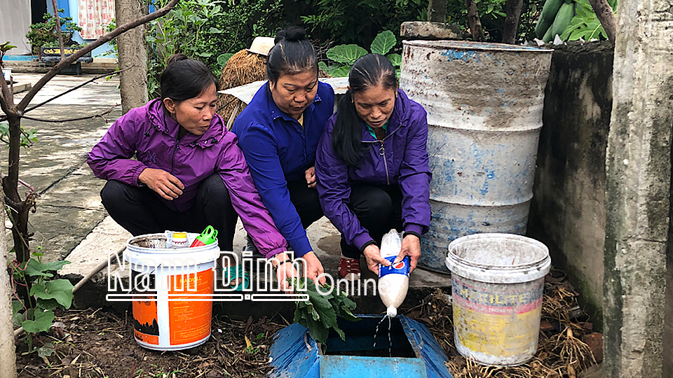 Hội viên phụ nữ xã Yên Khang (Ý Yên) sử dụng chế phẩm sinh học để phân hủy rác.