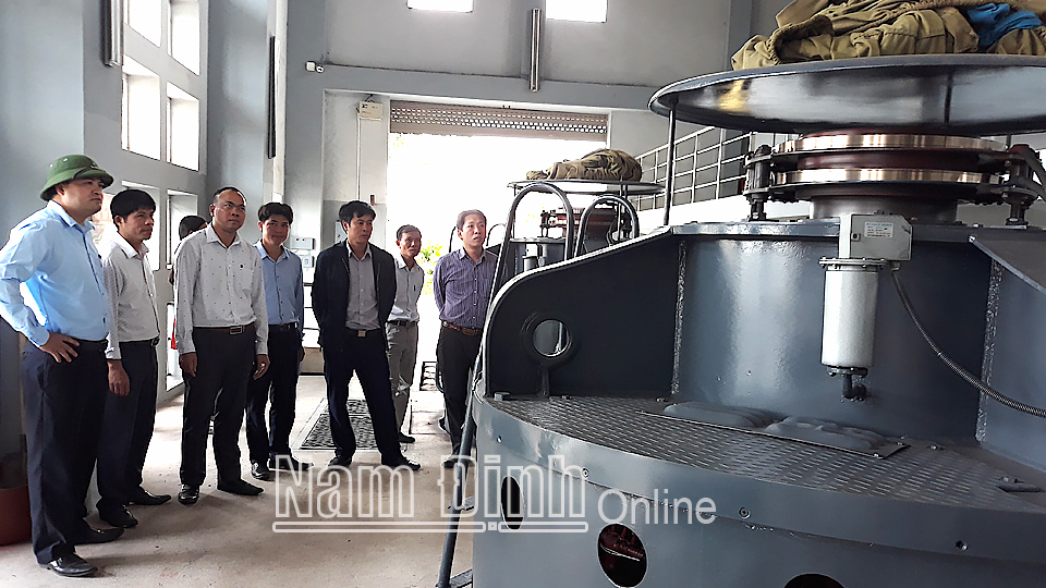 Lãnh đạo Sở NN và PTNT, huyện Vụ Bản kiểm tra công tác vận hành các tổ máy bơm tại Trạm bơm Cốc Thành, xã Tân Thành phục vụ gieo cấy lúa xuân năm 2021.