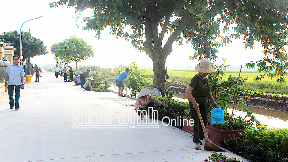Hội viên nông dân xã Hải Nam (Hải Hậu) tham gia dọn vệ sinh thôn xóm.