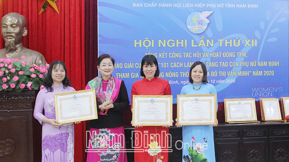 Đồng chí Trần Thị Hương, Phó Chủ tịch Trung ương Hội LHPN Việt Nam trao Bằng khen cho các tập thể, cá nhân đạt thành tích xuất sắc trong công tác Hội năm 2020.
