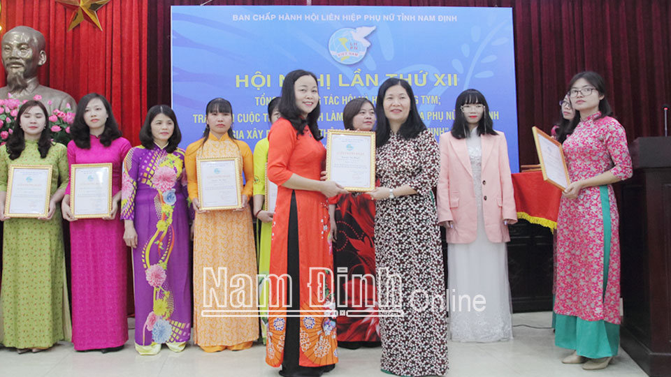 Ban Tổ chức cuộc thi “101 cách làm hay sáng tạo của phụ nữ Nam Ðịnh tham gia xây dựng NTM và đô thị văn minh” năm 2020 trao thưởng cho các tập thể, cá nhân đạt giải.