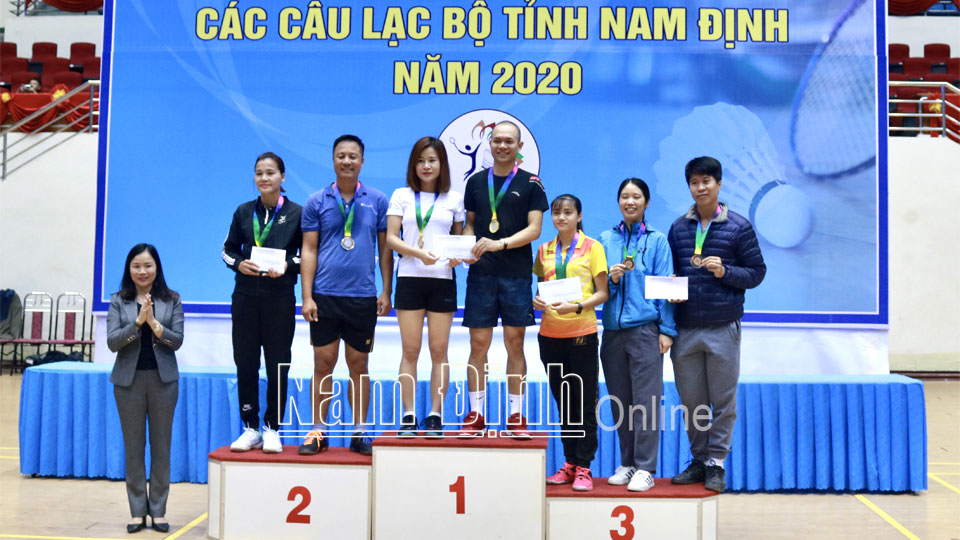 Huyện Nghĩa Hưng giành Huy chương Vàng nội dung đôi nam nữ tại Giải cầu lông các câu lạc bộ tỉnh năm 2020.