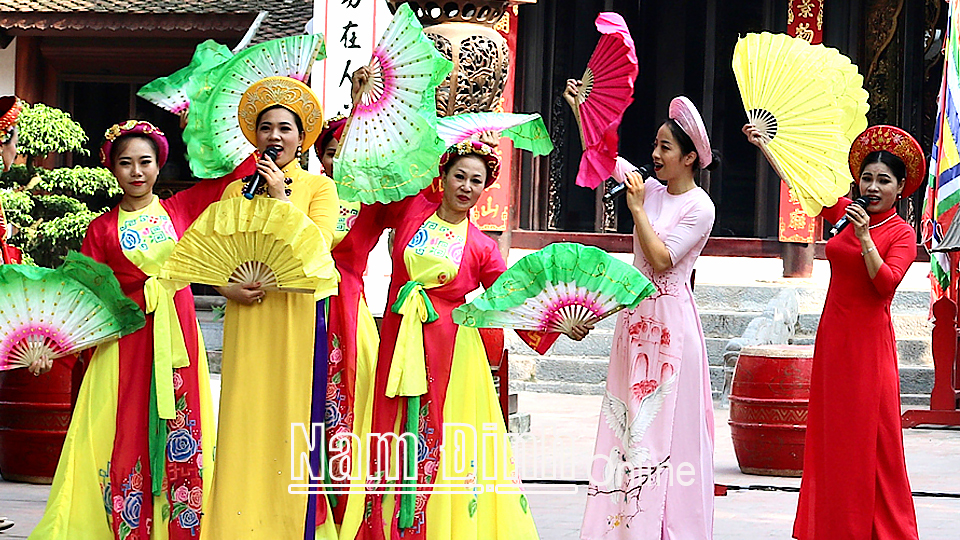 Hát chèo trong lễ hội Đền Trần (thành phố Nam Định).