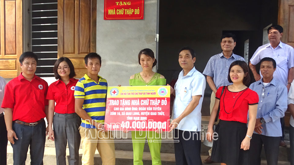 Hội Chữ thập đỏ tỉnh, Hội Chữ thập đỏ huyện Giao Thủy tặng nhà cho gia đình ông Đoàn Văn Tuyên, xóm 16, xã Giao Long (Giao Thủy).
