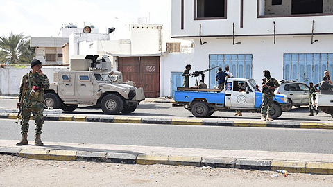 Binh sĩ canh gác tại cổng chính của Sân bay quốc tế Aden, ngày 30-12. (Ảnh: Tân Hoa xã)