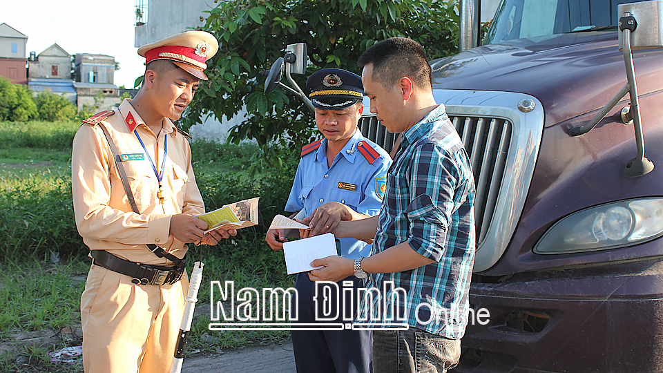 Lực lượng Thanh tra Giao thông (Sở GTVT) phối hợp với Công an huyện Trực Ninh kiểm tra việc tuân thủ các quy định của pháp luật về tải trọng xe tại thị trấn Cát Thành (Trực Ninh).