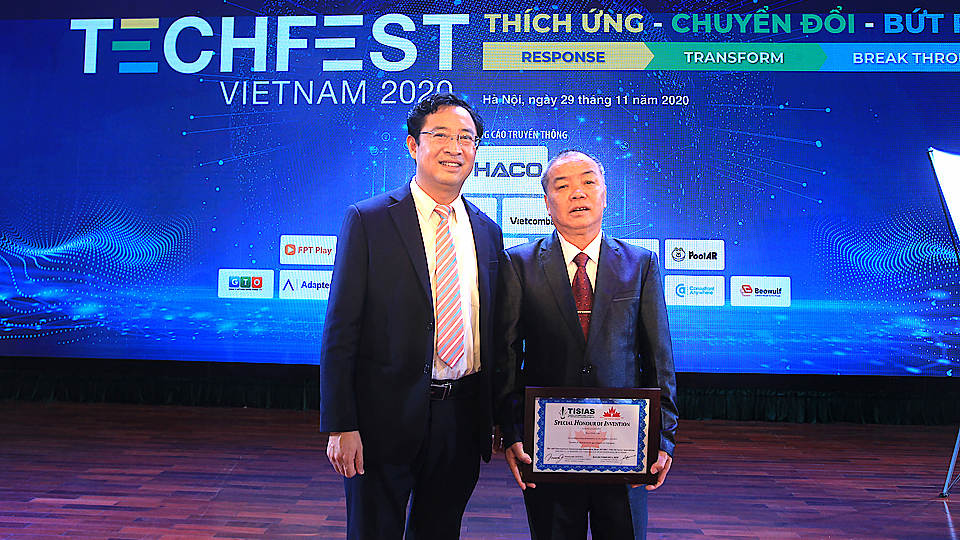 Ông Trần Đình Giao (bên phải) trong buổi lễ trao chứng nhận Techfest 2020. Ảnh: Do nhân vật cung cấp