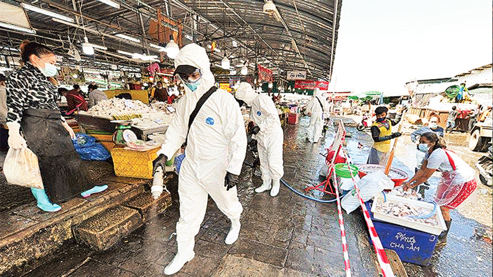 Phun thuốc khử trùng phòng Covid-19 tại một khu chợ ở Thái-lan. Ảnh: TÂN HOA XÃ