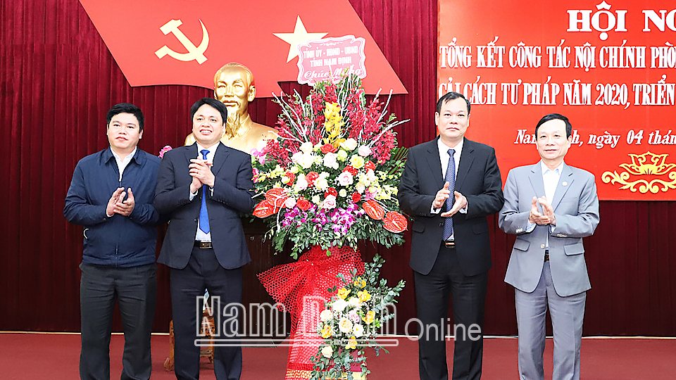 Đồng chí Lê Quốc Chỉnh, Phó Bí thư Thường trực Tỉnh ủy, Chủ tịch HĐND tỉnh tặng hoa chúc mừng Ban Nội chính Tỉnh ủy nhân kỷ niệm 55 năm Ngày truyền thống ngành Nội chính Đảng (5-1-2021).