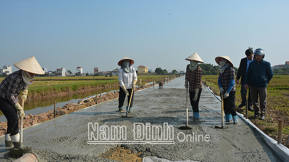 Nhân dân xóm 2, xã Xuân Hòa bê tông hóa tuyến đường liên thôn đạt chuẩn NTM nâng cao. Bài và ảnh: Văn Đại