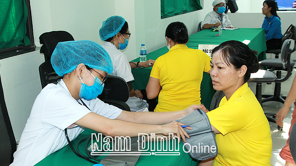 Khám và tư vấn sức khỏe miễn phí cho nữ công nhân lao động tại Công ty TNHH VietPower (Hải Hậu).
