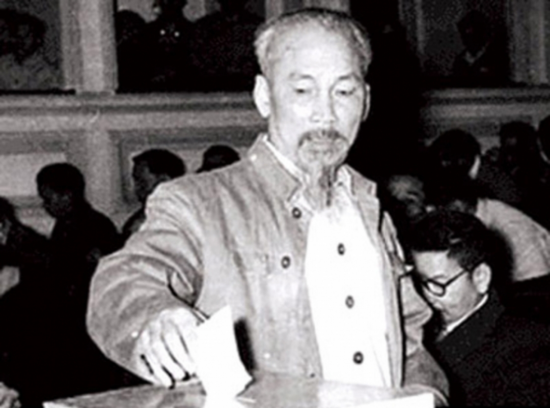 Chủ tịch Hồ Chí Minh bỏ phiếu bầu cử Quốc hội nước Việt Nam Dân chủ Cộng hòa. Ảnh: Tư liệu