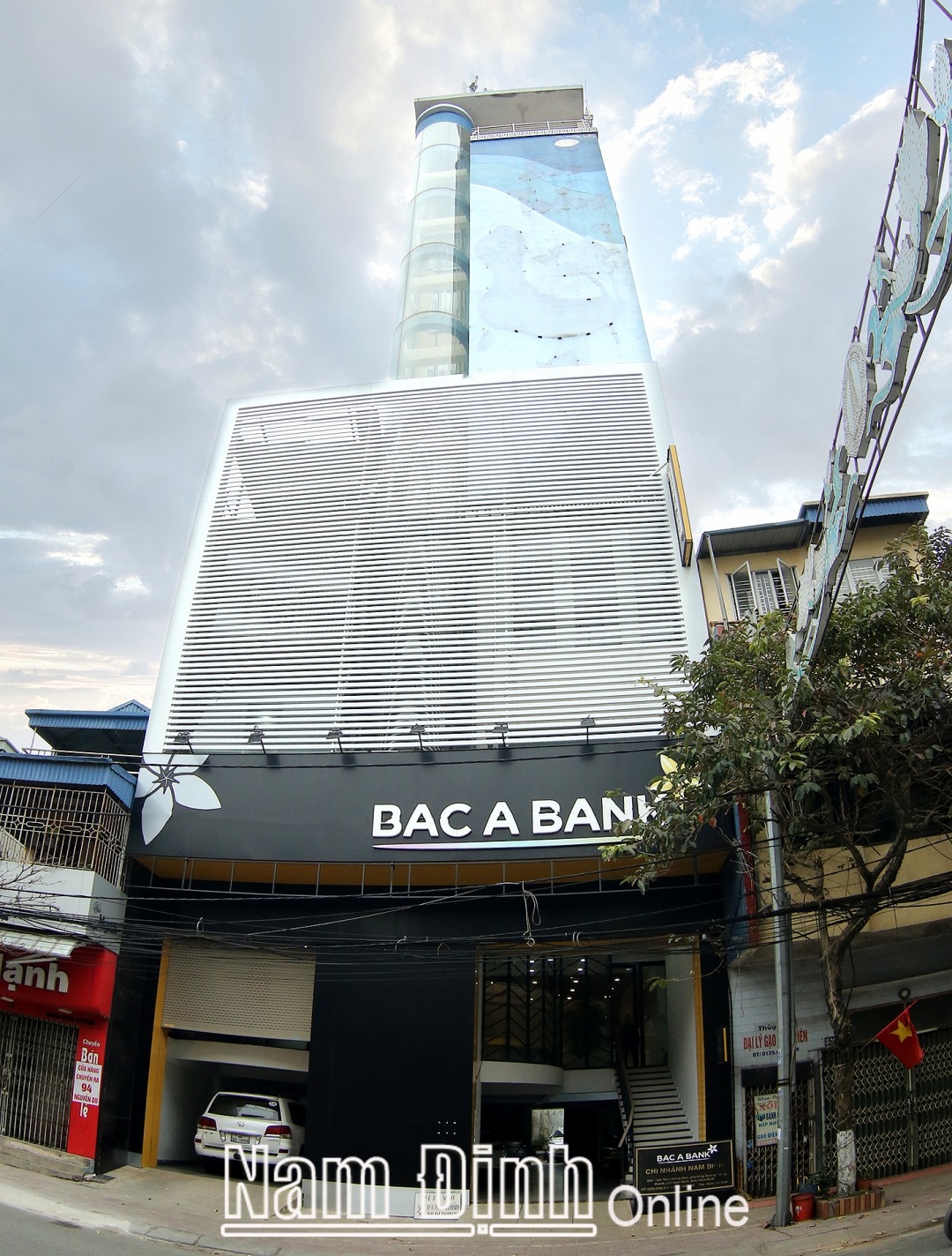 Sở hữu vị trí kinh doanh chiến lược trên địa bàn thành phố Nam Định, Chi nhánh BAC A BANK Nam Định đã xây dựng trụ sở khang trang, tiện nghi, không gian giao dịch thân thiện, tạo nền tảng vững chắc về chất lượng phục vụ với các giải pháp tài chính toàn diện, hiệu quả nhằm tối ưu lợi ích của khách hàng. 