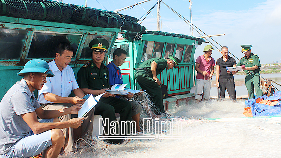 Tổ tự quản về an ninh trật tự xã Hải Đông (Hải Hậu) phối hợp với lực lượng Bộ đội Biên phòng tuyên truyền về an ninh trật tự cho ngư dân.