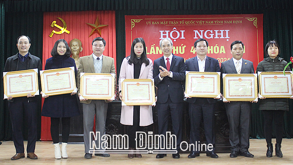 Đồng chí Đoàn Văn Hùng, Ủy viên Ban TVTU, Chủ tịch Ủy ban MTTQ tỉnh tặng Bằng khen của UBND tỉnh cho các tập thể đạt thành tích xuất sắc trong công tác Mặt trận năm 2020.